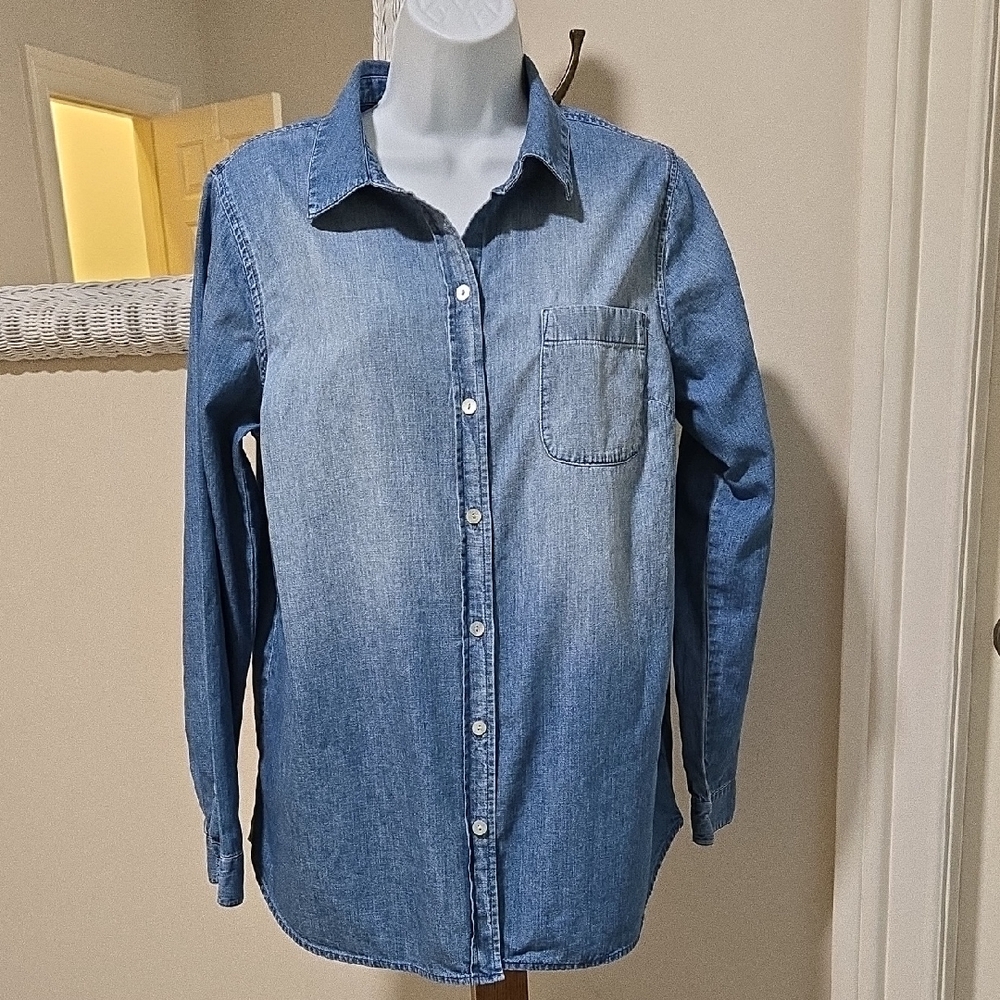 J Jill Medium Wash Distressed Denim Button-Up Shirt Shirtail Hem Size Medium